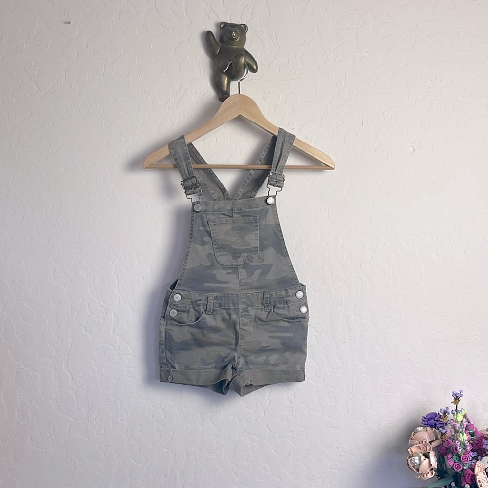 5 for $25🌈 SO brand overall short army green print girls size 7